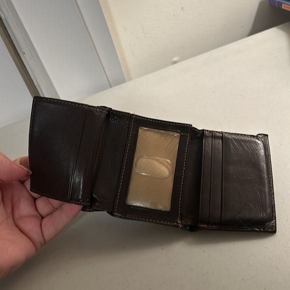 Men’s Dockers Soft Dk Brown Leather “Broken In” Weathered Trifold Wallet - Picture 3 of 5